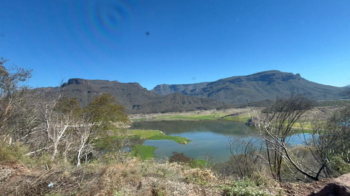 luznoticiasmx's tweet photo. ¡Se acaba el agua! Imágenes captadas desde el #ChepeExpress muestran el drástico descenso del nivel del agua de la #PresaHuites de #choix, luce como un “charquito” https://t.co/TYKRwoEd4e