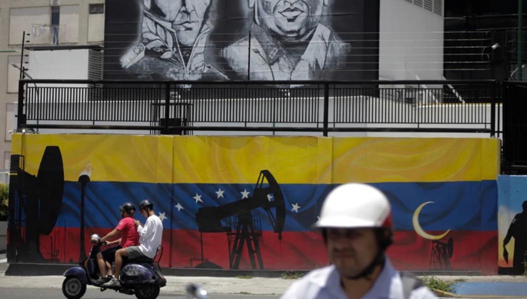 KShevchenkoReal's tweet image. ⚡️#Venezuela has suspended 19 #OilAndGas production‑sharing #contracts under the #Maduro government. 🇻🇪 These cover core regions like Lake #Maracaibo and the #Orinoco Belt, involving 🇨🇳 Chinese, 🇺🇸 US, South American, and local #firms. While #PDVSA continues to sell production,