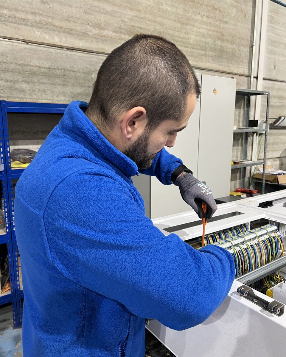 👷🏻 Detrás de cada sistema adiabático 3.0 de última generación, hay un equipo de profesionales comprometidos con la excelencia. 

En Airmagic fabricamos tu climatización con precisión milimétrica ⚙️

Desliza para ver dónde nace la innovación 👉

#Trabajo #Fábrica #Equipo #Almacen