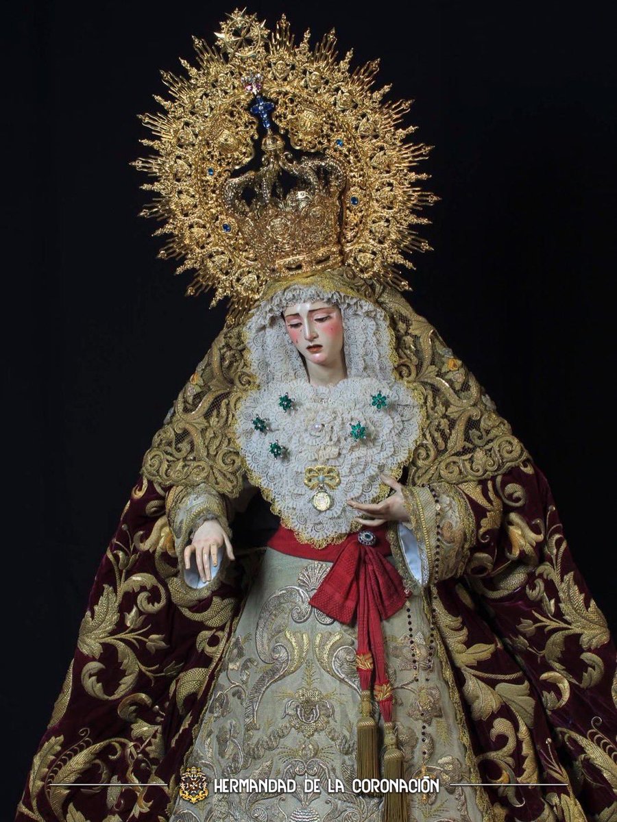 Está  radiante. Al más puro estilo de los 90 con mariquillas.