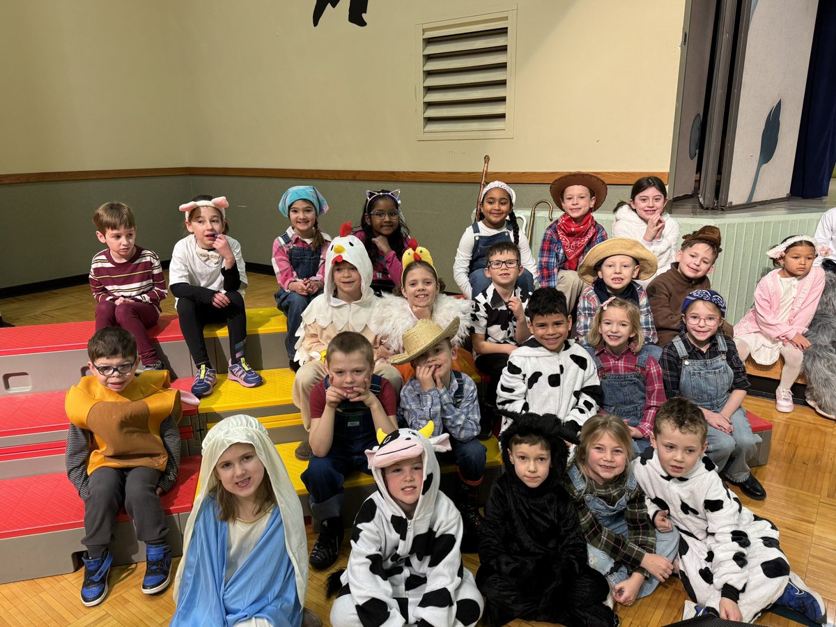 WBEdaviduke's tweet photo. BINGO was a huge success! Proud of these kiddos for their hard work on their first musical! 🐷🐔🧑‍🌾 https://t.co/V5qHcBSs47