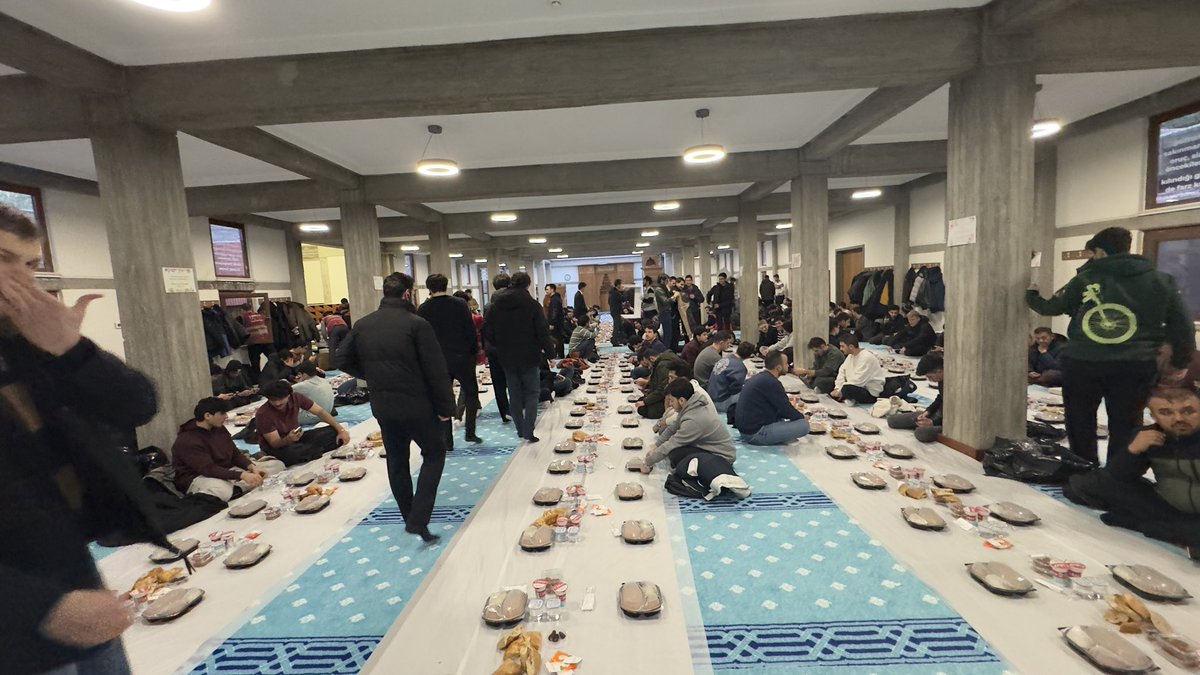 hasankoktas's tweet photo. Bugün iftarımızı ODTÜ Kampüsünde Sn Bakanımız Alpaslan Bayraktar, ODTÜ Rektörümüz Sn. Prof. Dr. Ahmet Yozgatlıgil ve ODTÜ MEBİVA Yöneticilerinin katılımı ile açtık.

ODTÜ Mezunlar Birliği Vakfımızın organize ettiği iftara, öğrencilerin üçte birini 30 değişik ülkeden yabancı öğrencilerin oluşturduğu yaklaşık 1500 ODTÜ’lü katılım sağladı.

Kurucuları arasında bulunduğum Kamu Yararına bir Vakıf olan ODTÜ MEBİVA Ramazan etkinlikleri kapsamında her akşam ODTÜ’de 1500’ü aşkın öğrenciye iftar yemeği ikram etmekte, her yıl 300 öğrenciye burs vermekte ve öğrencilere yönelik çeşitli etkinliklerde ve kültürel faaliyetlerde bulunmaktadır.