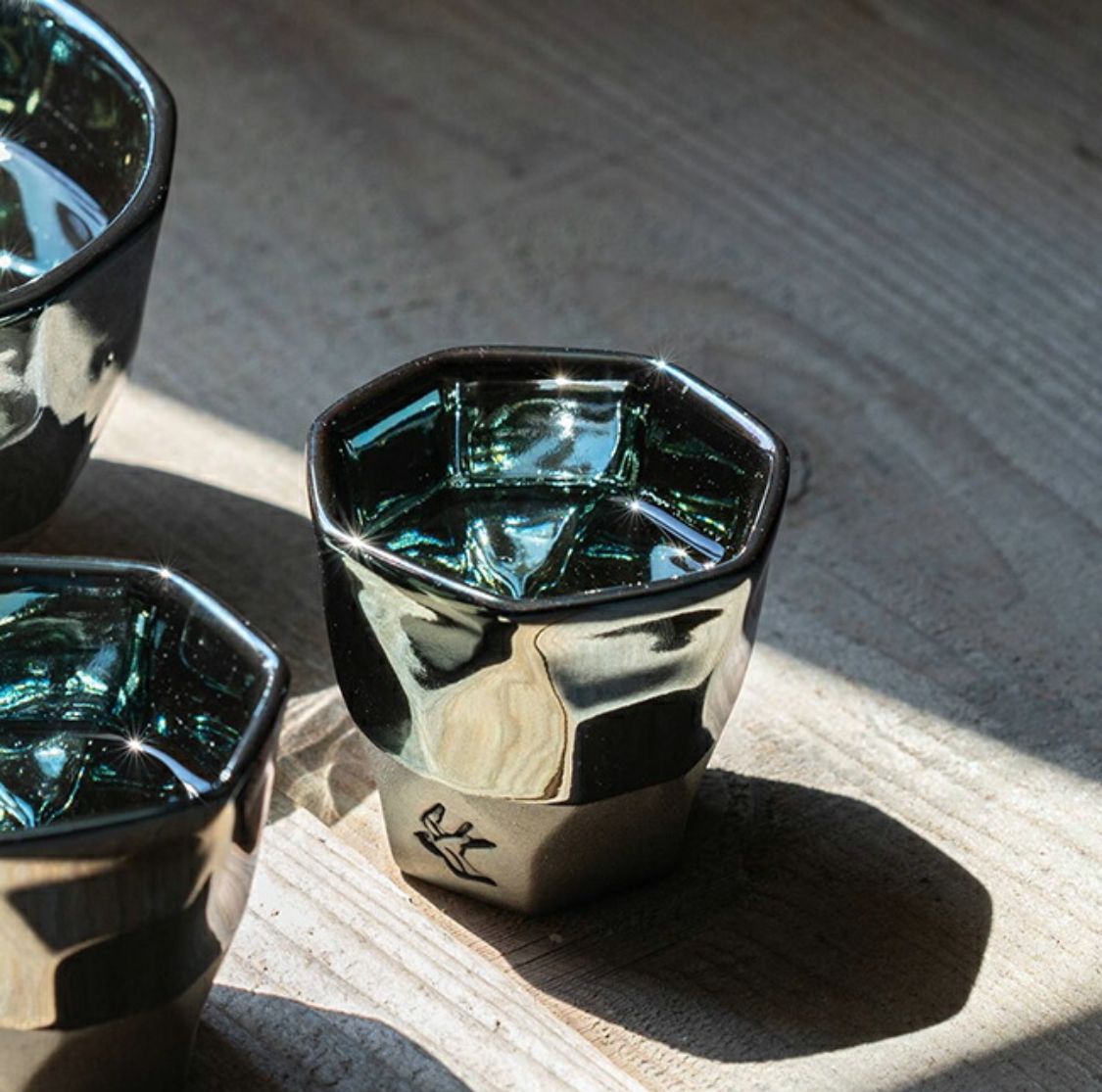 ねぇこれ、焼き物って信じられる？どう見ても金属のような光沢、美濃焼きステキすぎる…。