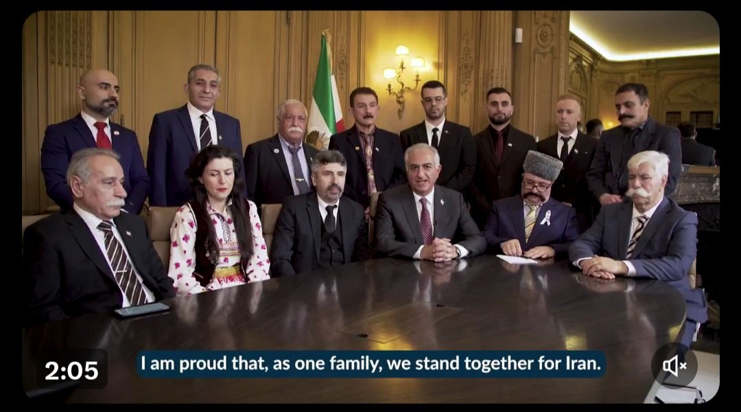 aqayehich's tweet photo. مردک عقب‌افتاده انقدر شناخت از ایران و اقوامش نداره که به خیالش با جمع کردن چند تا دلقک سگ سبیل میتونه حمایت و طرفداری اقوام رو به صحنه بکشه :)))))) https://t.co/ouh7B5nMCc