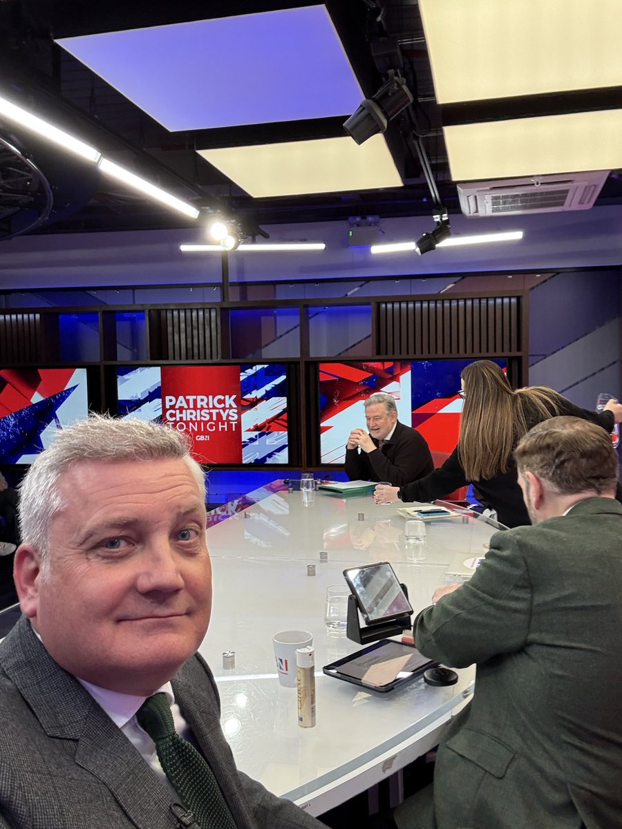 Russell Quirk tweet media