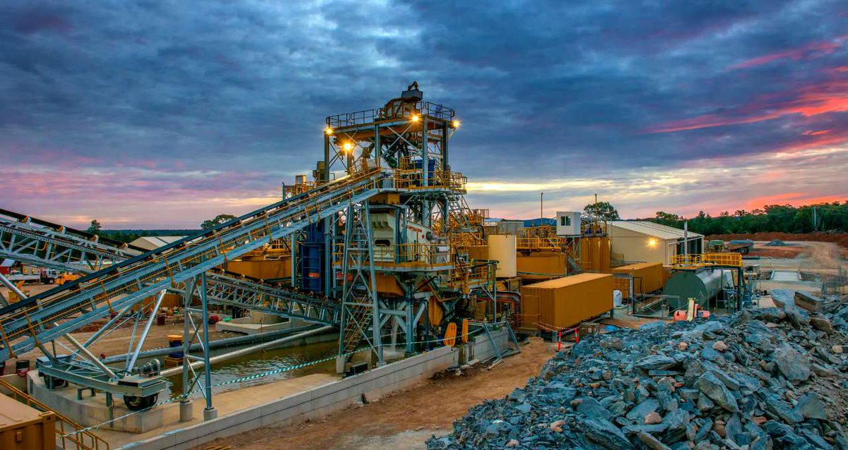 capitalizo's tweet photo. 📰 A Aura Minerals (#AURA33, #AUGO) encerrou 2025 com forte crescimento operacional e financeiro ajustado.
No quarto trimestre, a companhia registrou receita líquida recorde de US$ 321,6 milhões, alta de 88% em relação ao 4T24, impulsionada pela valorização do ouro e pelo aumento da produção.
O EBITDA ajustado atingiu US$ 207,9 milhões no período, avanço de 162% na base anual e o sexto recorde trimestral consecutivo da empresa.
Apesar do desempenho operacional, o resultado final foi impactado por fatores não operacionais.
A companhia registrou prejuízo líquido contábil de US$ 19,8 milhões no 4T25, revertendo o lucro apurado no mesmo período do ano anterior.
Segundo a empresa, o resultado negativo foi explicado principalmente por US$ 81,7 milhões em perdas não realizadas com derivativos de hedge de ouro, além de maiores provisões de imposto de renda decorrentes do forte resultado operacional.
No acumulado de 2025, o prejuízo líquido somou US$ 79,3 milhões.
Quer ficar por dentro de todas as notícias do mercado?
🔗 Acesse: https://t.co/jjIvgijr5d