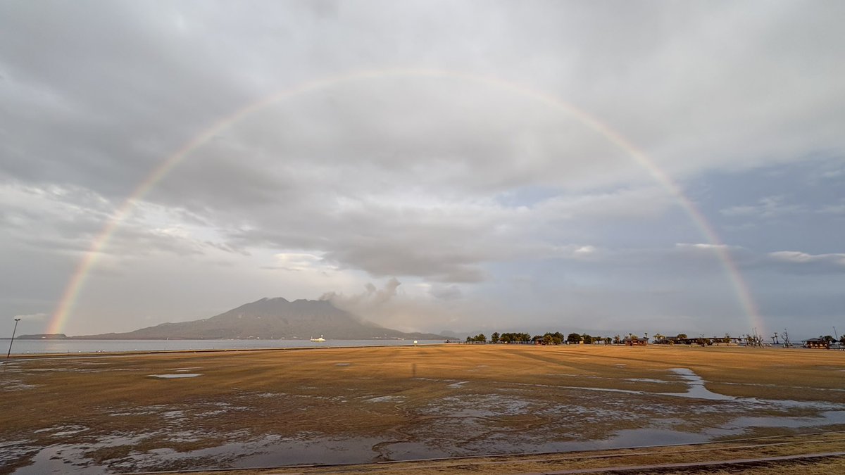 rengengen's tweet photo. 桜島にかかる虹綺麗だった🌈⛰️ https://t.co/C9opgmBuQe