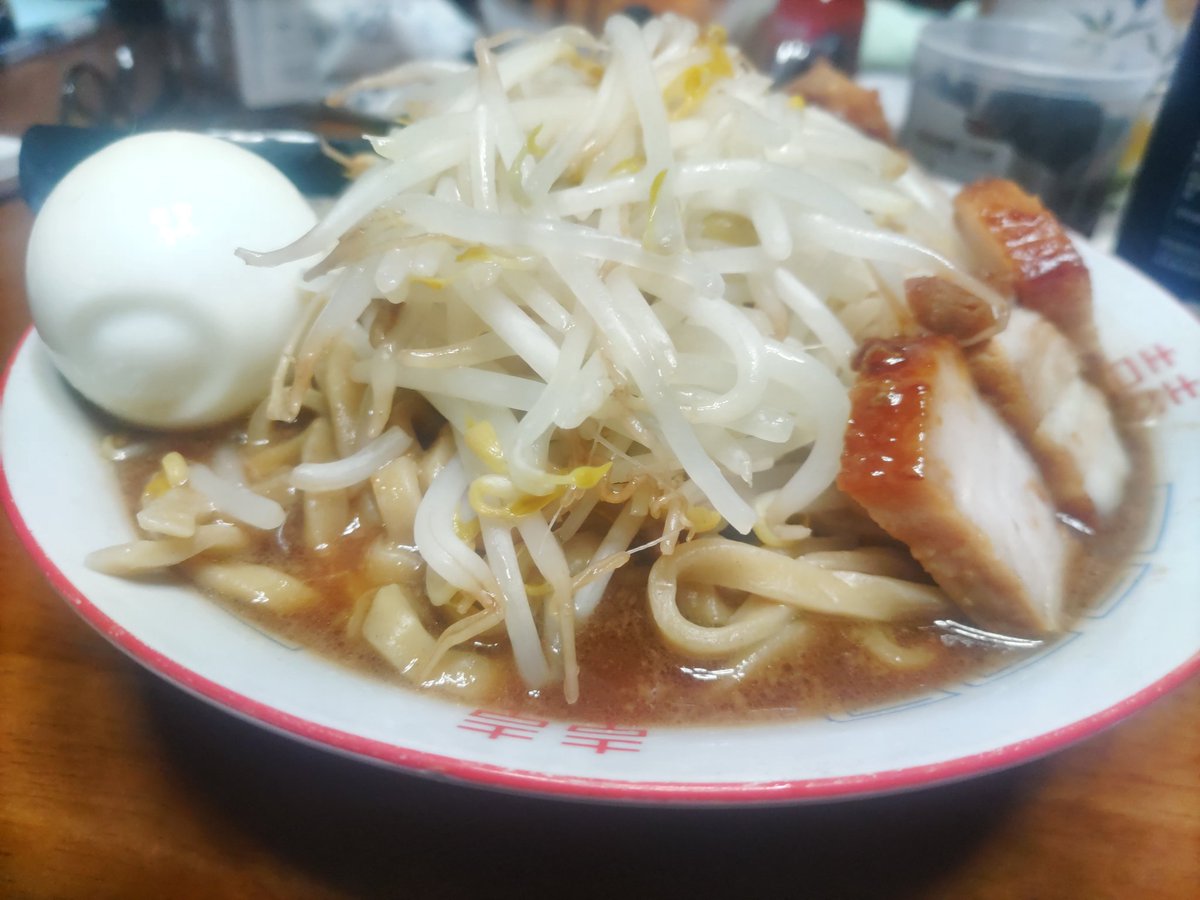 喧嘩中めし
スーパーで売ってる　二郎系の麺と出汁　モヤシと手作りチャーシューとゆで卵　喧嘩中やけど美味かったわ