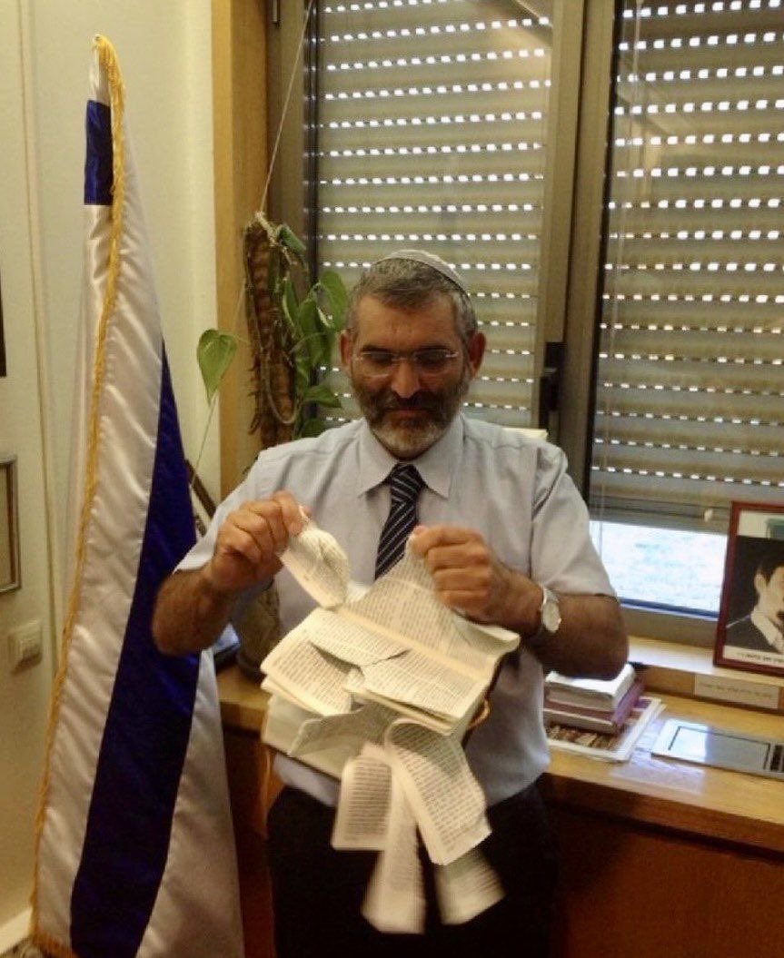 Un diputado israelí llamado Michael Ben-Ari se grabó rompiendo una Biblia

Si alguien en Argentina hiciera lo mismo con una Torá o un Talmud, iría preso "por antisemitismo"

¿Por qué los judíos pueden agredirnos libremente en Israel, pero en nuestro país estan protegidos?