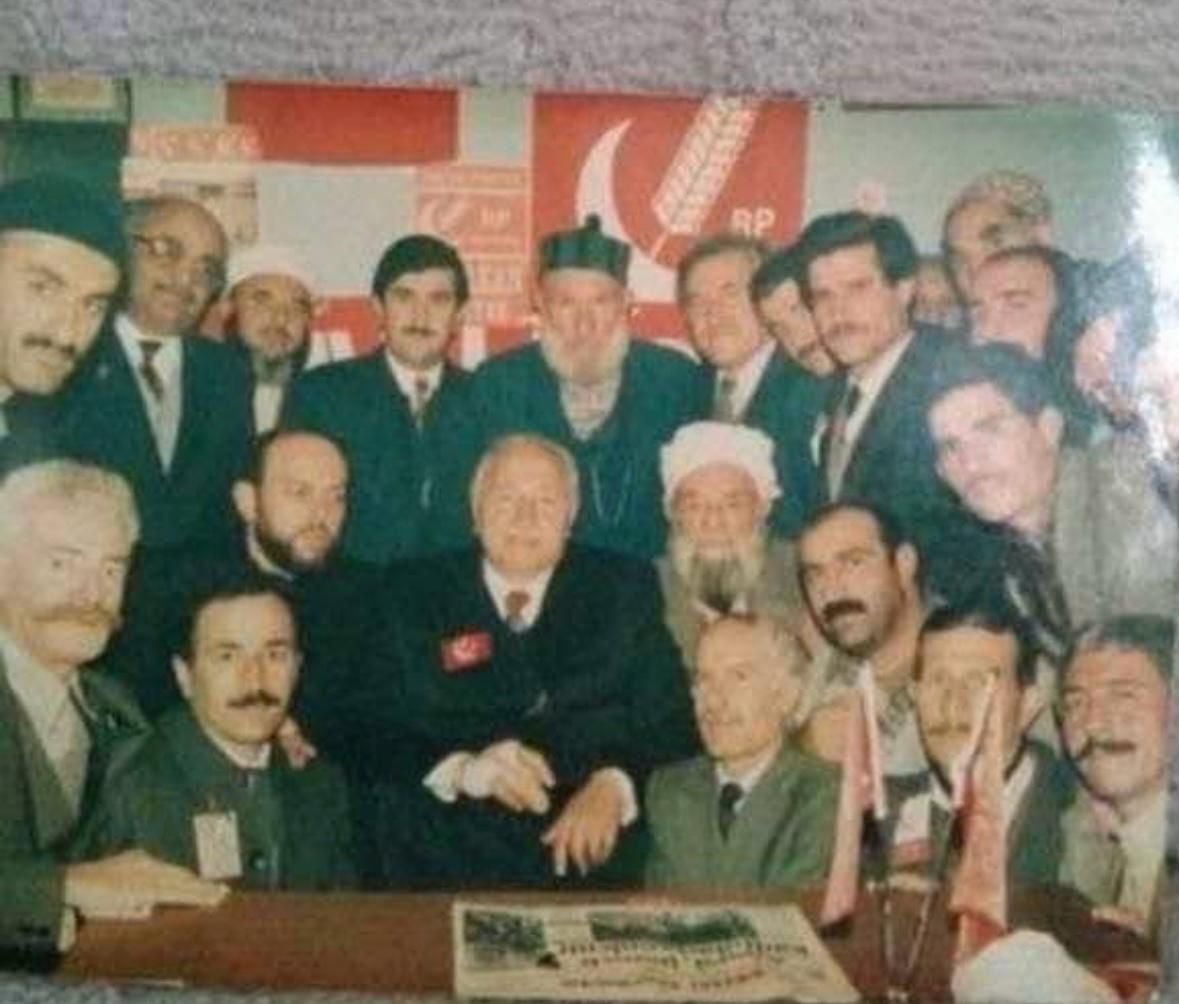 fevzisevgili's tweet photo. 2001 yılında Ramazan Umre’si  yapmak nasip olmuştu.
Medine’de iken merhum Erbakan hocamız ile aynı otelde kalıyorduk.
Kendilerini ziyaret ettik,o esnada bana dönüp namaz vakitlerinde benden ayrılma ibadetleri beraber yaparız demişti.
Mükemmeldi,teravih namazları esnasında boncuk,boncuk terlemesi yanaklarındaki o allık hala gözümün önünde.
Birgün bana dönüp bilmeyeceğin birşey söyleyeceğim sana dedi.
Emredin hocam diye cevap verdim.
Devamında ;
Milli Nizam Partisi’nin kuruluş aşamasında ilk danıştığım ailelerden biri sevgili ailesi oldu,
Zokayd’e (Kayabağlar) geldim aile büyükleriniz ile istişare yaptık ve o istişare sonucu aile çok ciddi katkıda bulundu.
İlk maddi yardımı Amcan Şeyh Masum Efendi aile adına yaptı ve bu aldığımız ilk maddi destek idi diye buyurdu.
Bunu ilk defa duymuş ve ailem ile gurur duymuştum.
Milli Nizam ve Milli Selamet Partisi’nin Doğu,Güneydoğu Anadolu’daki bütün mitinglerinde Şeyh Masum Efendi hep yanında olurdu.
Gençliğimiz “Mücahit Erbakan” sloganları ile geçti.
Gerçek bir mücahit,gerçek bir mümin idi.
Vefatının sene-i devriyesinde rahmet minnet ve saygıyla anıyorum.
Mekanı cennet,makamı ali olsun.
#necmeddinerbakan