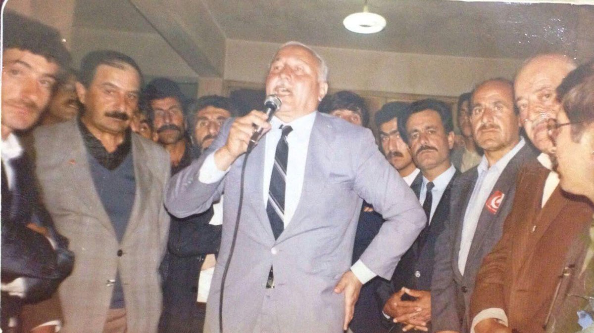 fevzisevgili's tweet photo. 2001 yılında Ramazan Umre’si  yapmak nasip olmuştu.
Medine’de iken merhum Erbakan hocamız ile aynı otelde kalıyorduk.
Kendilerini ziyaret ettik,o esnada bana dönüp namaz vakitlerinde benden ayrılma ibadetleri beraber yaparız demişti.
Mükemmeldi,teravih namazları esnasında boncuk,boncuk terlemesi yanaklarındaki o allık hala gözümün önünde.
Birgün bana dönüp bilmeyeceğin birşey söyleyeceğim sana dedi.
Emredin hocam diye cevap verdim.
Devamında ;
Milli Nizam Partisi’nin kuruluş aşamasında ilk danıştığım ailelerden biri sevgili ailesi oldu,
Zokayd’e (Kayabağlar) geldim aile büyükleriniz ile istişare yaptık ve o istişare sonucu aile çok ciddi katkıda bulundu.
İlk maddi yardımı Amcan Şeyh Masum Efendi aile adına yaptı ve bu aldığımız ilk maddi destek idi diye buyurdu.
Bunu ilk defa duymuş ve ailem ile gurur duymuştum.
Milli Nizam ve Milli Selamet Partisi’nin Doğu,Güneydoğu Anadolu’daki bütün mitinglerinde Şeyh Masum Efendi hep yanında olurdu.
Gençliğimiz “Mücahit Erbakan” sloganları ile geçti.
Gerçek bir mücahit,gerçek bir mümin idi.
Vefatının sene-i devriyesinde rahmet minnet ve saygıyla anıyorum.
Mekanı cennet,makamı ali olsun.
#necmeddinerbakan