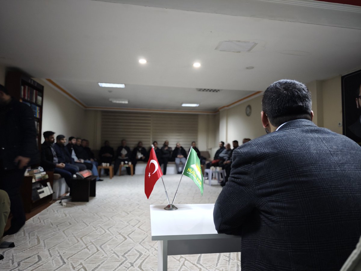 HudaParKayseri's tweet photo. HÜDA PAR Genel Başkan Yardımcımız Sayın Hüseyin İmir, sivil toplum kuruluşlarının temsilcileri ve üye gönüllülerimizle bir araya gelerek Türkiye ve dünya gündemine dair güncel meseleleri değerlendirdi.

#kayseri #hüdapar #siyaset https://t.co/sZoMbry371