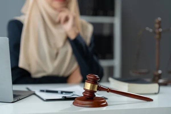 + Neden başınızda türban var sayın savcım?

- Çünkü inancım, şeriat gereği başımı kapatmam gerekir.

Ama inandığınız şeriat “kadınlar yargıç, savcı ve devlet başkanı olamaz” diyor ve ekliyor: 
“Kadının yeri evidir, şahitliği de yarımdır” diyor. 

+ Keşke bunları uygalasanız