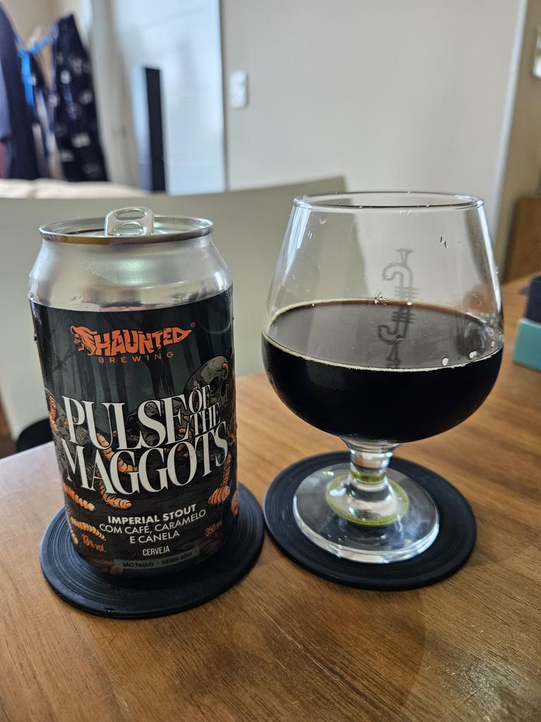 BemCerveja's tweet photo. E a @hauntedbrewing mandou mais uma pedrada deliciosa em forma de cerveja, e de quebra, uma homenagem ao Slipknot! A Pulse of the Maggots é uma insana Imperial Stout de insanos 13% com adição de café, canela e caramelo, mas sem puxar para uma Pastry Stout. https://t.co/zN5qyHoLtN