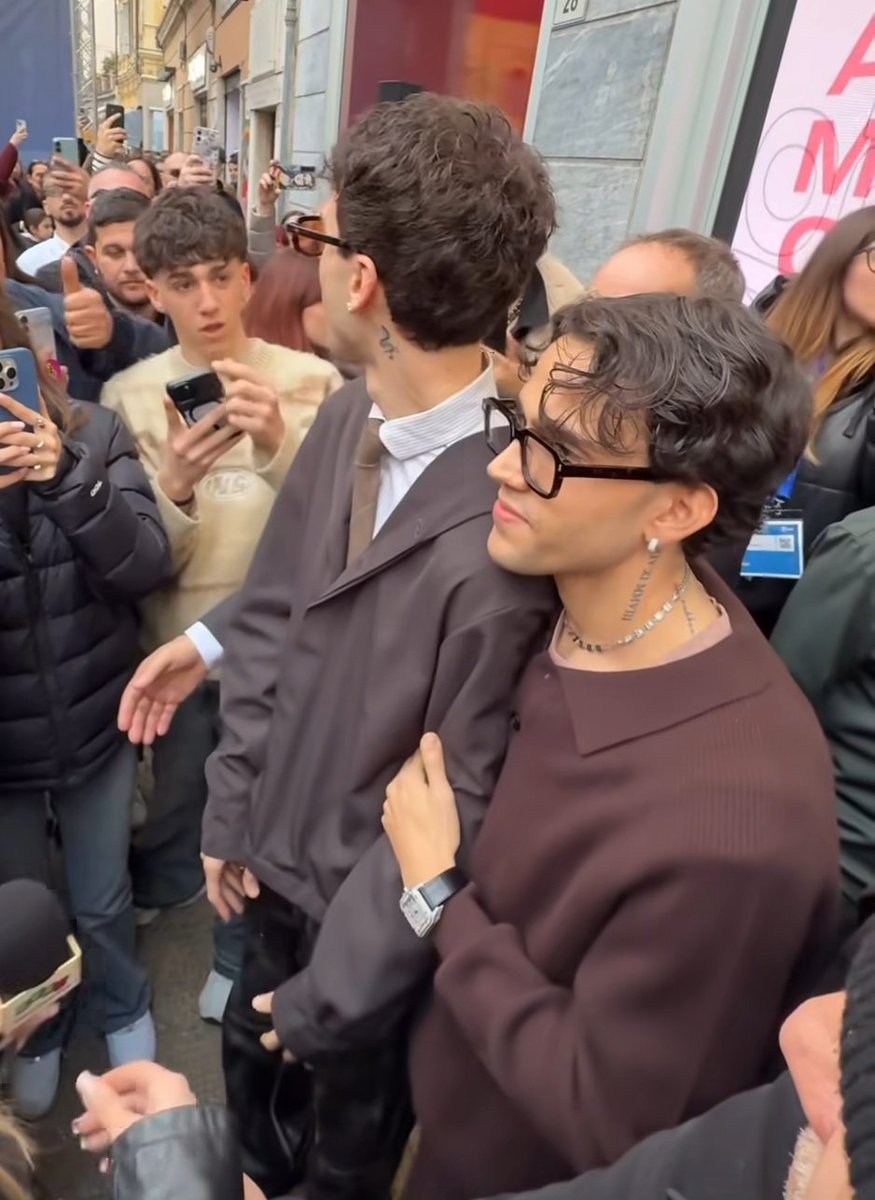 italianlvke's tweet photo. se i partenogay si staccano e separano esplodono e muoiono #Sanremo2026 https://t.co/0DqIjsb4xr