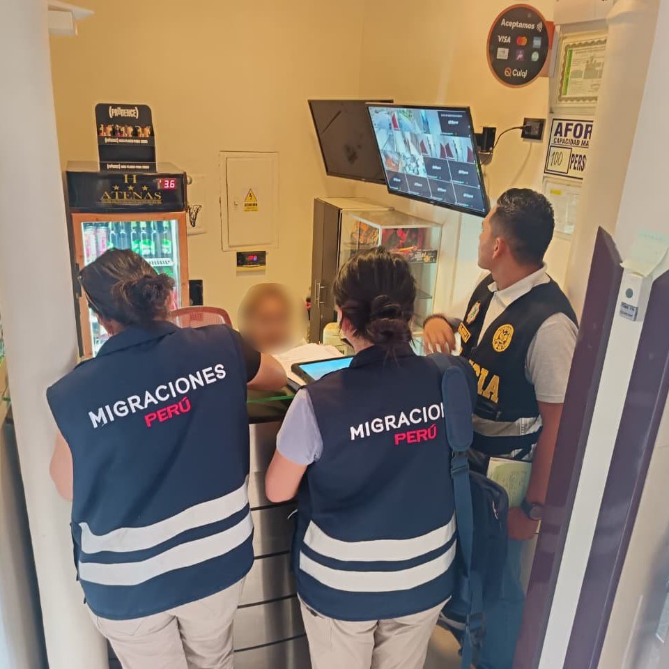 MigracionesPe's tweet image. 🚨 #Ica | #MigracionesPerú 🇵🇪, Junto a la @PoliciaPeru, ejecutó operativos de verificación y fiscalización migratoria en hospedajes de la ciudad de Ica para inspeccionar el correcto cumplimiento del registro de huéspedes extranjeros en la plataforma de Migraciones.