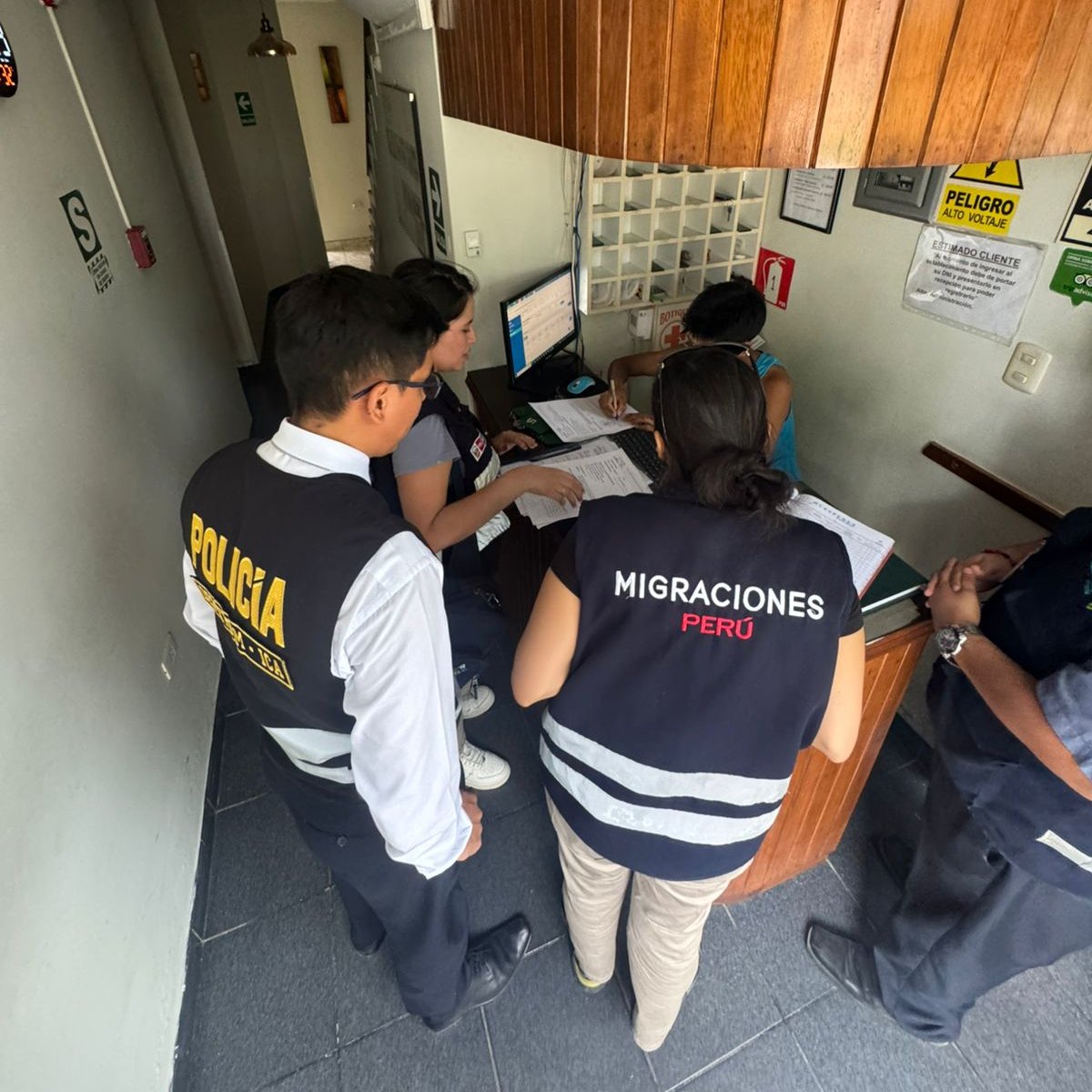 MigracionesPe's tweet image. 🚨 #Ica | #MigracionesPerú 🇵🇪, Junto a la @PoliciaPeru, ejecutó operativos de verificación y fiscalización migratoria en hospedajes de la ciudad de Ica para inspeccionar el correcto cumplimiento del registro de huéspedes extranjeros en la plataforma de Migraciones.