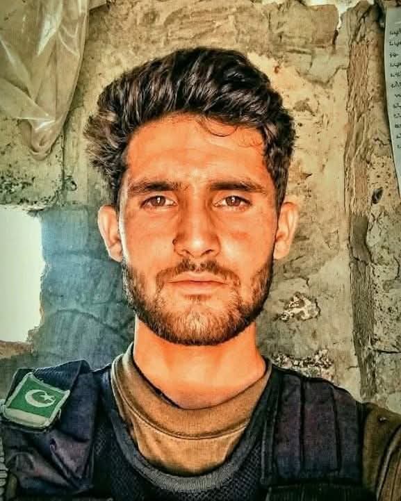 بنوں کے علاقے سیرو بڈا خیل سے تعلق رکھنے والے پاک فوج کے بہادر سپاہی رومان گل پاک-افغان سرحد پر جاری جھڑپ کے دوران وطنِ عزیز کا دفاع کرتے ہوئے بہادری سے لڑتے ہوئے شہادت کے عظیم رتبے پر فائز ہوگئے۔
قوم اپنے اس دلیر سپوت کی قربانی کو سلام پیش کرتی ہے اور ان کے اہلِ خانہ کے ساتھ دلی