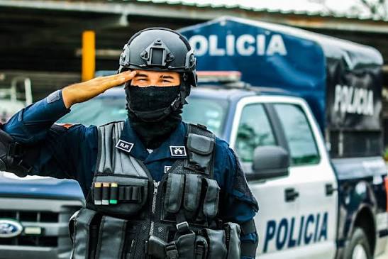 "La Doble Moral"
Gobiernos: 'Las máscaras en protestas son para criminales'.
Pero ese mismo gobierno envía escuadrones policiales sin número de placa, con cascos integrales y  rostros cubiertos. ¿El anonimato es 'seguridad' para el Estado pero  'delito' para el pueblo?"