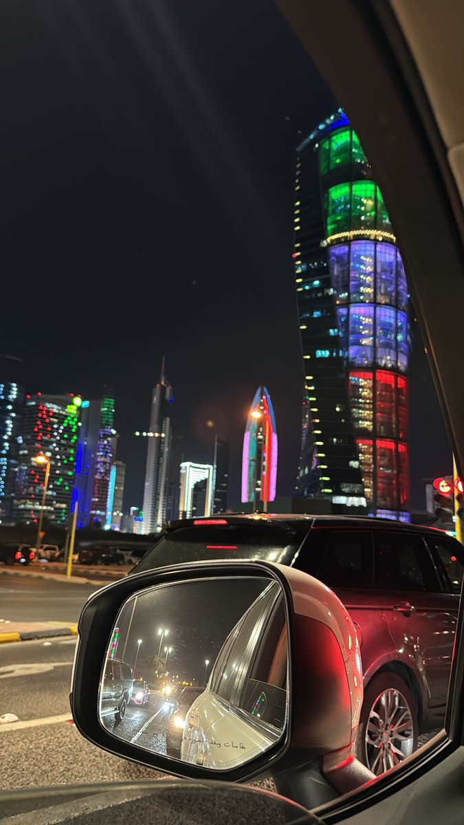 m3ttu8's tweet photo. حبيبي غبت لكن مرّني طيفك . . مع النسناس
يوصّل لي سلام و حبةٍ من فمك مخطوفه

تحت ضوح القمر سامرت طيفك وانكسر لي باس
يا كثر اللي تحت ضوح القمر يشكي من ظروفه

أنا الحاضر مع الذكرى و أنا الغايب عن الجلّاس
و أنا الواضح و أنا اللي حاجته ماهي بـ مكشوفه .. https://t.co/AKf7eYdJ71
