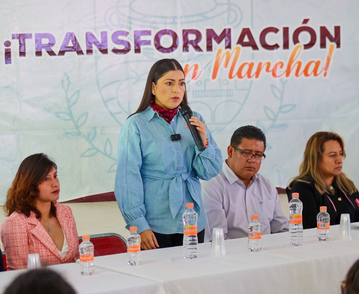 RiveraVivanco_'s tweet photo. Hoy el municipio de #Acajete se vistió de gala y esperanza. 🏛️✨ Fuimos testigos de una ceremonia que nos recordó que la voluntad es más fuerte que el tiempo: la graduación de adultos mayores que concluyeron su primaria y secundaria a través del @IEEAPuebla. 🎓📜 Me llena de profundo orgullo ver el brillo en los ojos de estos hombres y mujeres que, con certificado en mano, nos demuestran que el estudio es la llave de la superación. 🔑🌟 Fue un gusto compartir este emotivo momento y sumar esfuerzos con el Presidente de Acajete, Cristian Flores; con Rosario, Directora del Centro Libre para las Mujeres; y con Hugo, Coordinador del IEEA en Tepeaca. 🤝🇲🇽 ¡Muchísimas felicidades a las y los graduados! 🥳👏