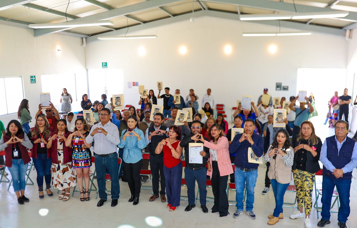 RiveraVivanco_'s tweet photo. Hoy el municipio de #Acajete se vistió de gala y esperanza. 🏛️✨ Fuimos testigos de una ceremonia que nos recordó que la voluntad es más fuerte que el tiempo: la graduación de adultos mayores que concluyeron su primaria y secundaria a través del @IEEAPuebla. 🎓📜 Me llena de profundo orgullo ver el brillo en los ojos de estos hombres y mujeres que, con certificado en mano, nos demuestran que el estudio es la llave de la superación. 🔑🌟 Fue un gusto compartir este emotivo momento y sumar esfuerzos con el Presidente de Acajete, Cristian Flores; con Rosario, Directora del Centro Libre para las Mujeres; y con Hugo, Coordinador del IEEA en Tepeaca. 🤝🇲🇽 ¡Muchísimas felicidades a las y los graduados! 🥳👏