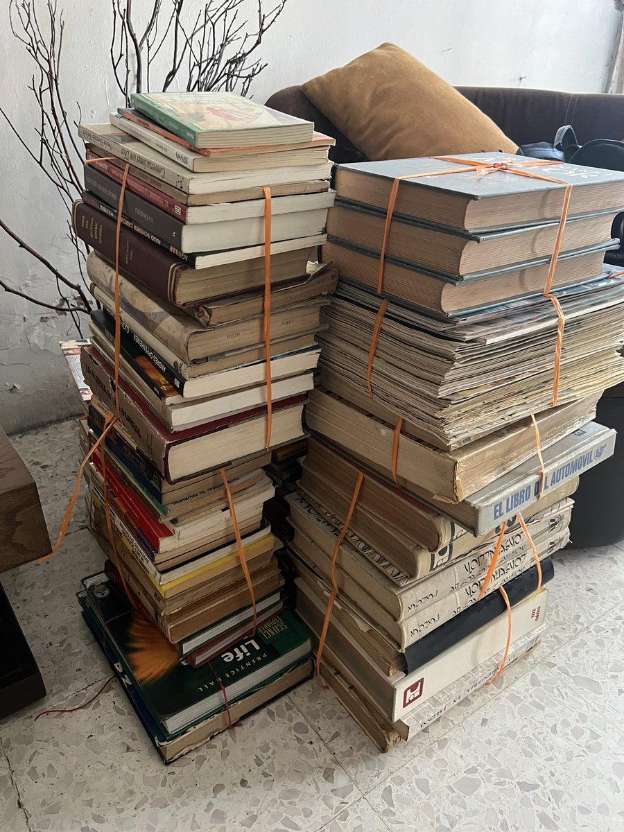 lkam811's tweet photo. Listos para su nuevo destino. 📚

Espero sean igual de amados allá donde van. https://t.co/KcC7FQoRK8