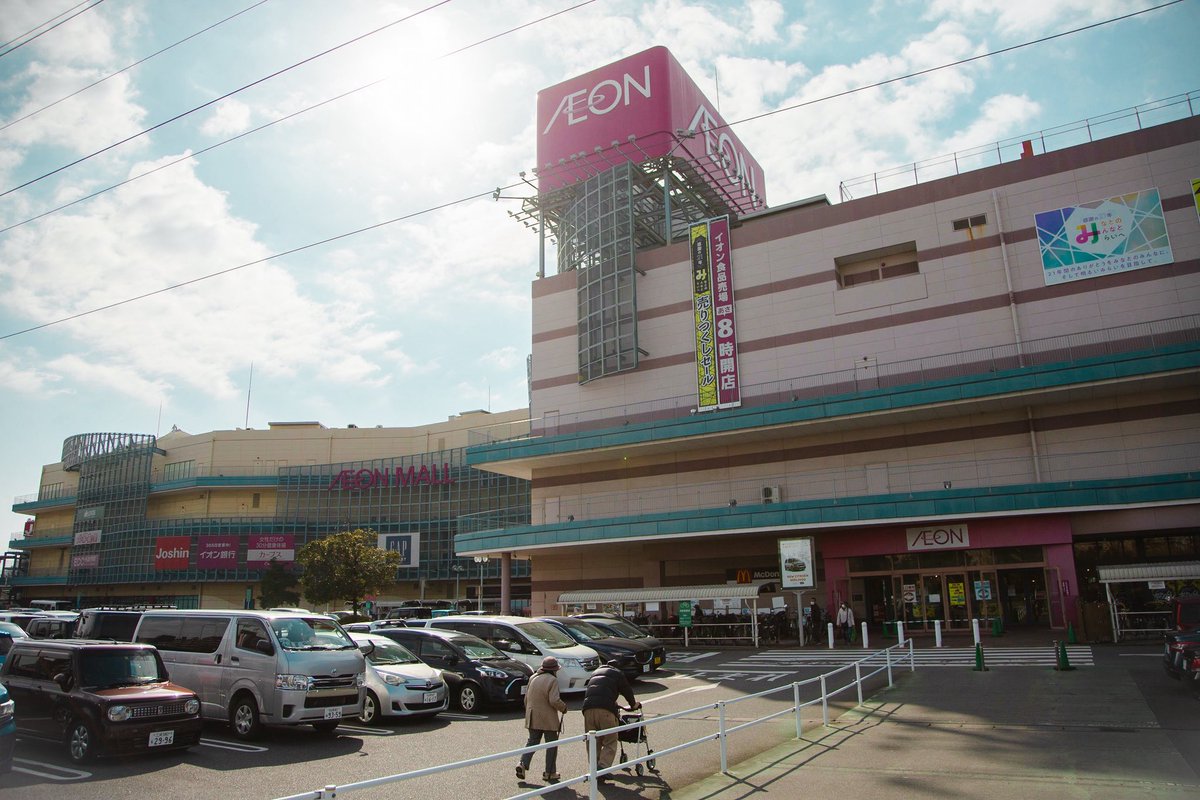 ryotoro718's tweet photo. イオンモール名古屋みなと 閉店から今日で5年

この良くも悪くも開放的な専門店街が懐かしい。幼い頃から数え切れないほど見てきた当たり前の光景ですが、今となってはすごい造りだと思えてきます。 https://t.co/bFiQgD9gqp
