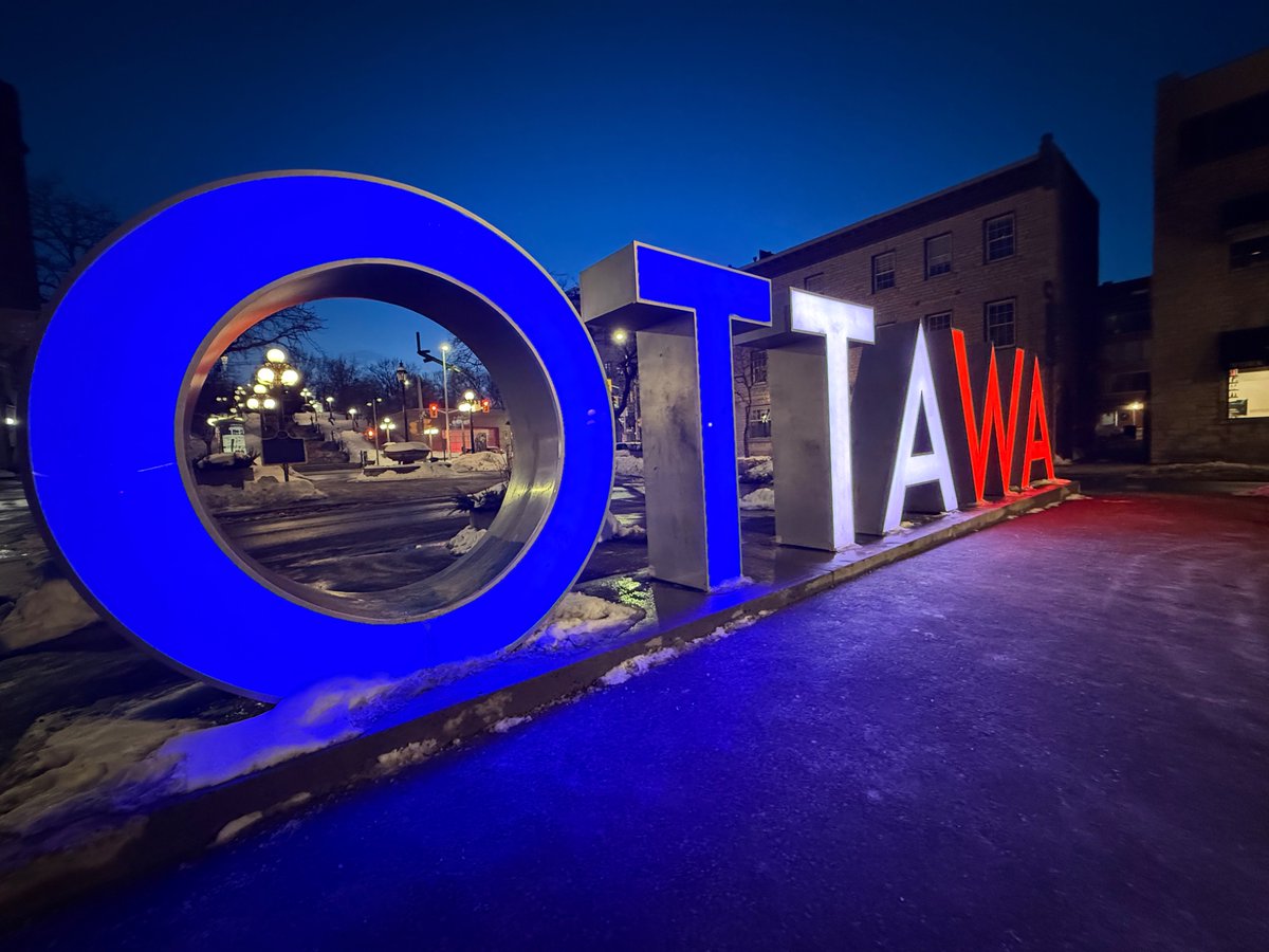 RDenCanada's tweet photo. Como parte de las celebraciones del 182.º aniversario de la Independencia de la República Dominicana, el emblemático letrero de Ottawa se iluminó con los colores de nuestra Bandera Nacional, en un gesto simbólico que refleja la importancia de los dominicanos en esta gran ciudad.

Este significativo acto contó con la presencia de miembros de la comunidad dominicana en Ottawa y otras localidades, así como de funcionarios de esta Embajada. ¡Que viva la República Dominicana! @MIREXRD @JoseBlanco 

#IndependenciaDominicana #Ottawa #OrgulloDominicano #EmbajadaRD #DominicanosEnCanadá