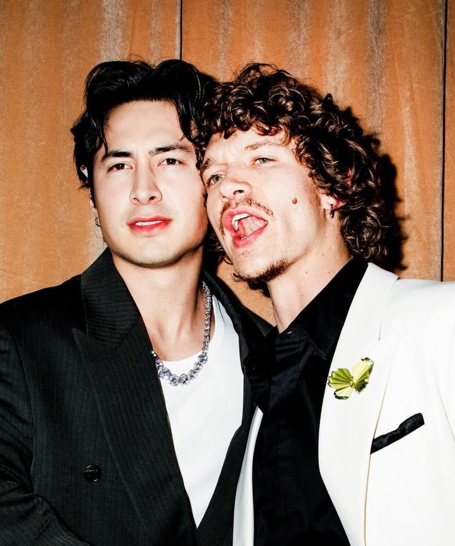 i love when two hot people are best friends