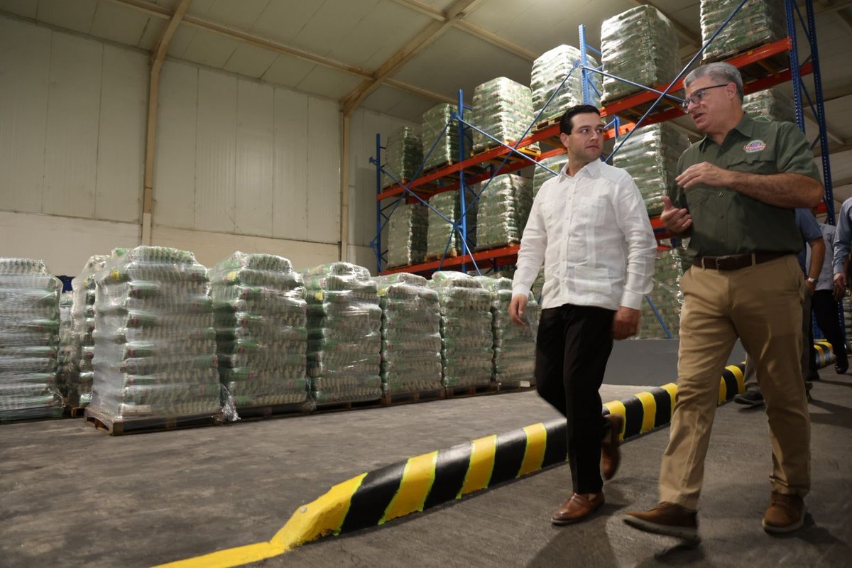 El representante del pederasta y genocida Trump, Kevin Marino, fue a visitar el ingenio que se robó Bolo Flores, la Doradita.
Corruptos.
También estuvo en el discurso anticomunista que se tiró su subalterno Mulino hoy en Chiriquí para congraciarse con él.

x.com/USAmbassadorPA…