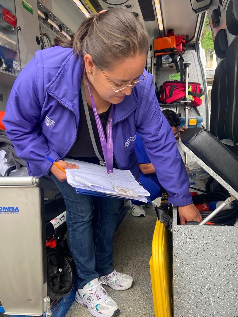 Acess_Ec's tweet photo. #Loja | 📌 En #Calvas, renovamos el permiso de funcionamiento de la 🚑 ambulancia de soporte vital avanzado de @Salud_Ec.
Durante la inspección 🕵🏻♀️ verificamos que cumple con la normativa sanitaria vigente 👏 para garantizar atención médica segura y de calidad.
#ElNuevoEcuador https://t.co/Kbbg6QVKJf