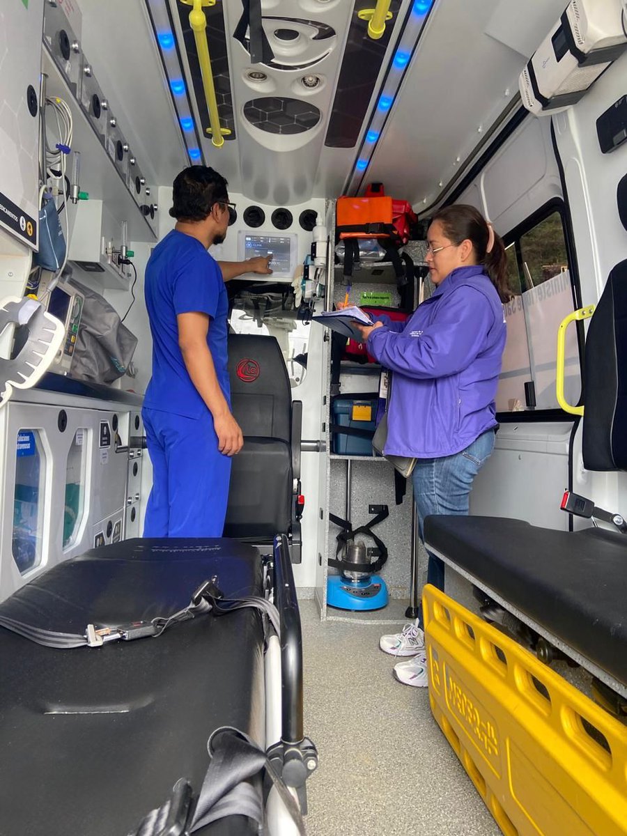 Acess_Ec's tweet photo. #Loja | 📌 En #Calvas, renovamos el permiso de funcionamiento de la 🚑 ambulancia de soporte vital avanzado de @Salud_Ec.
Durante la inspección 🕵🏻♀️ verificamos que cumple con la normativa sanitaria vigente 👏 para garantizar atención médica segura y de calidad.
#ElNuevoEcuador https://t.co/Kbbg6QVKJf