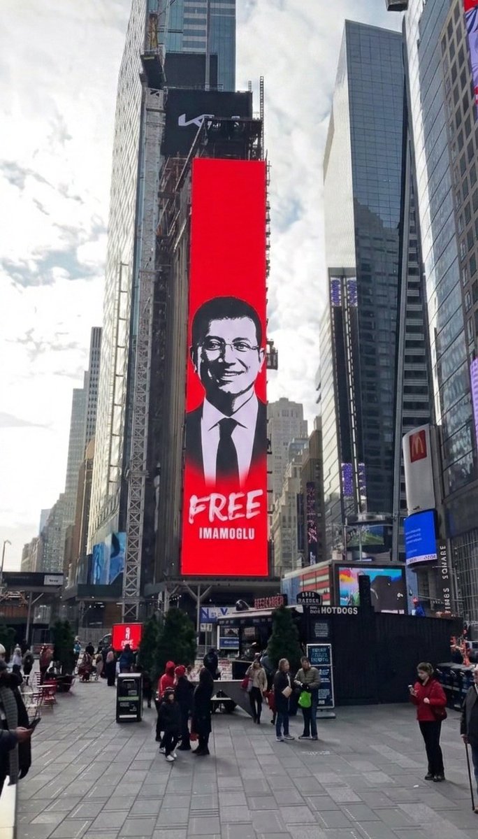 Paylaşıp duruyorlar...
"ABD'de ünlü Times Meydanı'nda dev ekrana Free İmamoğlu görüntüsü yansıtıldı" diye.
Eeeeee?
Bunun için kaç para ödendi?
Bu para nereden hüpletildi?