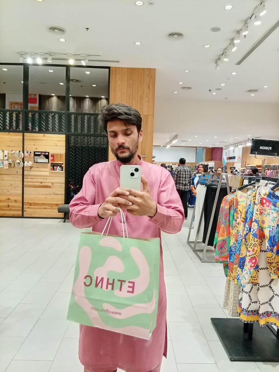 AzfarrShaikh's tweet photo. @itx_skmalik Or bolo...?? 🙋😍
#Ethnc ka chalega na suit ?? 😅 👗🧸👜 https://t.co/dqwHruYdIY