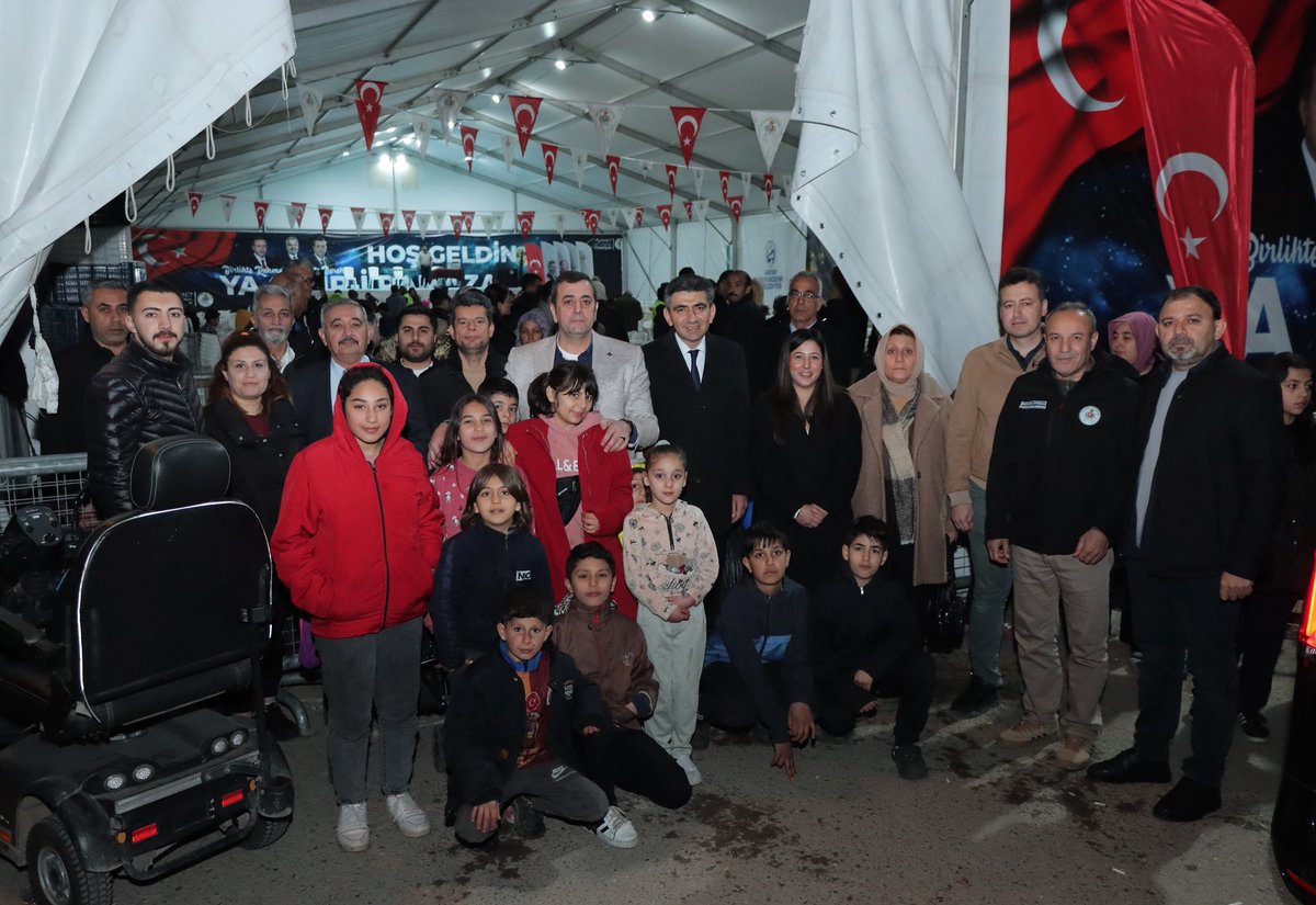 asalmanyumusak's tweet photo. Ramazan’ın rahmetini ve bereketini, iftar çadırımızda hem kıymetli vatandaşlarımızla hem de engelli kardeşlerimizle birlikte paylaşmanın huzurunu yaşadık. Aynı sofrada buluşup aynı duaya “âmin” demek; gönüllerimizin bir, kardeşliğimizin güçlü olduğunun en güzel göstergesidir.

Bizim anlayışımızda hiçbir ayrım yoktur; bu şehirde her bir hemşehrimiz kıymetlidir, her bir yürek baş tacıdır. Dayanışmamızı büyütmeye, hayatı birlikte kolaylaştırmaya ve her zaman yan yana olmaya devam edeceğiz.