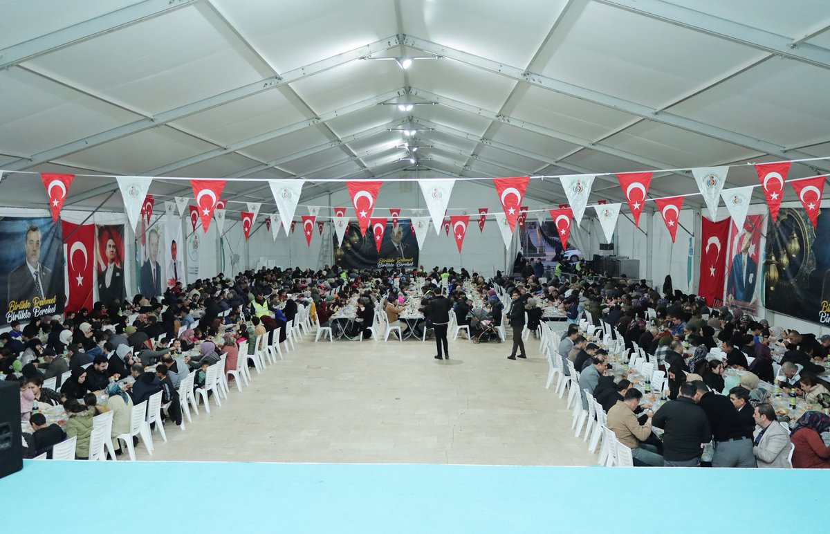 asalmanyumusak's tweet photo. Ramazan’ın rahmetini ve bereketini, iftar çadırımızda hem kıymetli vatandaşlarımızla hem de engelli kardeşlerimizle birlikte paylaşmanın huzurunu yaşadık. Aynı sofrada buluşup aynı duaya “âmin” demek; gönüllerimizin bir, kardeşliğimizin güçlü olduğunun en güzel göstergesidir.

Bizim anlayışımızda hiçbir ayrım yoktur; bu şehirde her bir hemşehrimiz kıymetlidir, her bir yürek baş tacıdır. Dayanışmamızı büyütmeye, hayatı birlikte kolaylaştırmaya ve her zaman yan yana olmaya devam edeceğiz.