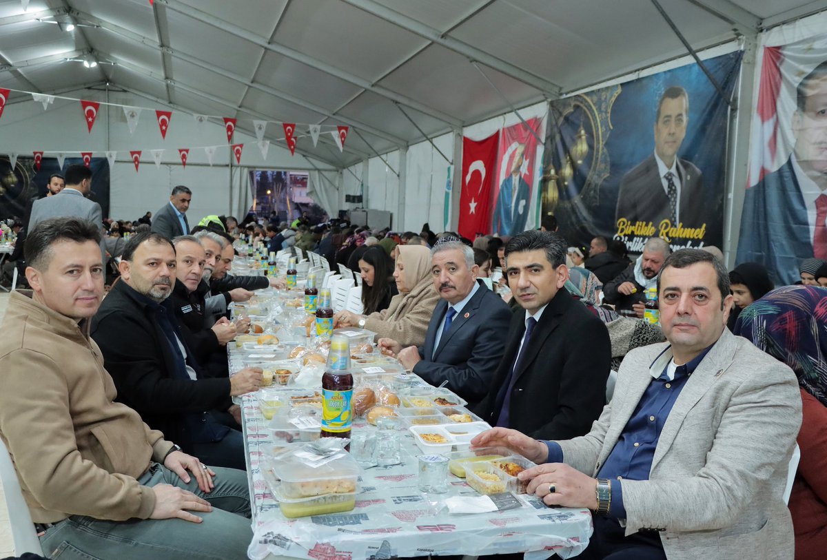 asalmanyumusak's tweet photo. Ramazan’ın rahmetini ve bereketini, iftar çadırımızda hem kıymetli vatandaşlarımızla hem de engelli kardeşlerimizle birlikte paylaşmanın huzurunu yaşadık. Aynı sofrada buluşup aynı duaya “âmin” demek; gönüllerimizin bir, kardeşliğimizin güçlü olduğunun en güzel göstergesidir.

Bizim anlayışımızda hiçbir ayrım yoktur; bu şehirde her bir hemşehrimiz kıymetlidir, her bir yürek baş tacıdır. Dayanışmamızı büyütmeye, hayatı birlikte kolaylaştırmaya ve her zaman yan yana olmaya devam edeceğiz.