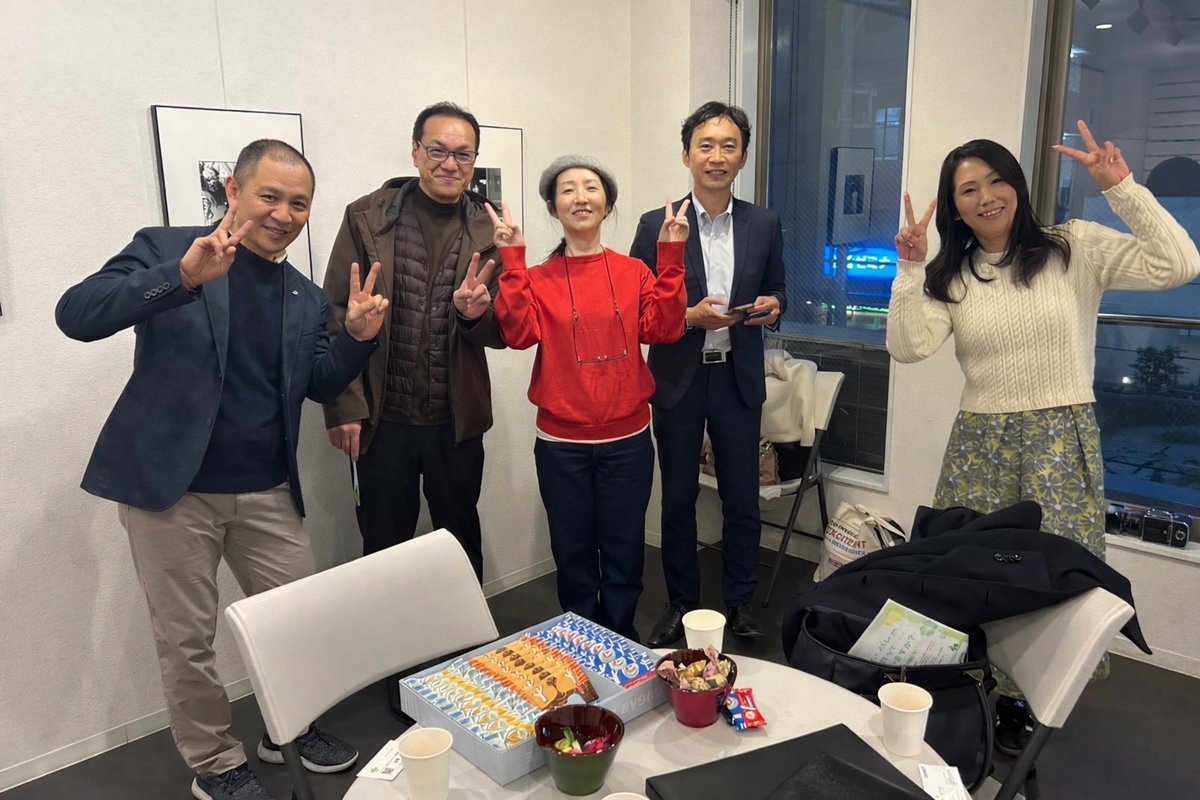 ryozenpro_ai's tweet photo. 先日、ともにAIを学ぶ仲間と共にnatsuさんの写真展に。
ベトナムに訪れたくなるー。
撮影されたカメラまで触らせてもらい、撮影もしていただき、最高の体験でした!
写真展は3月1日までやっているので、ぜひ♪
本野奈津子 写真展
https://t.co/Lu4V2SQzgc
#写真展 #tev10 https://t.co/imtFcMyKbF