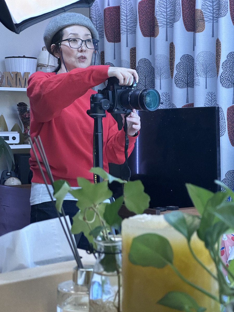 ryozenpro_ai's tweet photo. 先日、ともにAIを学ぶ仲間と共にnatsuさんの写真展に。
ベトナムに訪れたくなるー。
撮影されたカメラまで触らせてもらい、撮影もしていただき、最高の体験でした!
写真展は3月1日までやっているので、ぜひ♪
本野奈津子 写真展
https://t.co/Lu4V2SQzgc
#写真展 #tev10 https://t.co/imtFcMyKbF