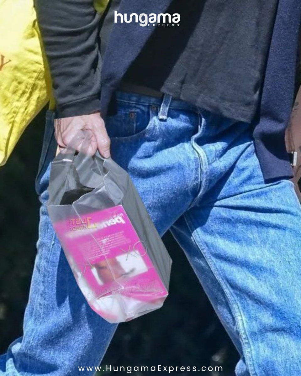 HungamaExpress's tweet image. Pop star Harry Styles and actress Zoë Kravitz were photographed together in a rare public outing, drawing fresh attention to their ongoing connection.

#EntertainmentUpdate #MusicNews #PopCulture #TrendingNow #gossipherald