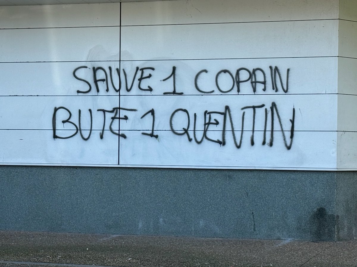 A Fougères, en Ille-et-Vilaine, l'extrême-gauche dans ses œuvres.
Les auteurs de ces ignominies sont connus.
Il est temps de mettre hors d'état de nuire cette vermine!