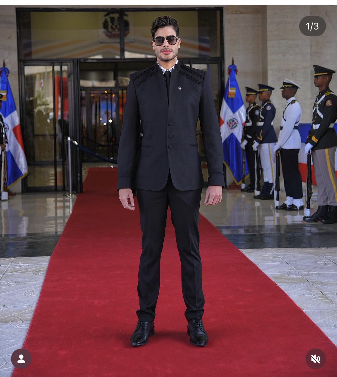 Desatinada por que? El fue con su chaqueta, camisa y corbata tal cual dice el codigo.