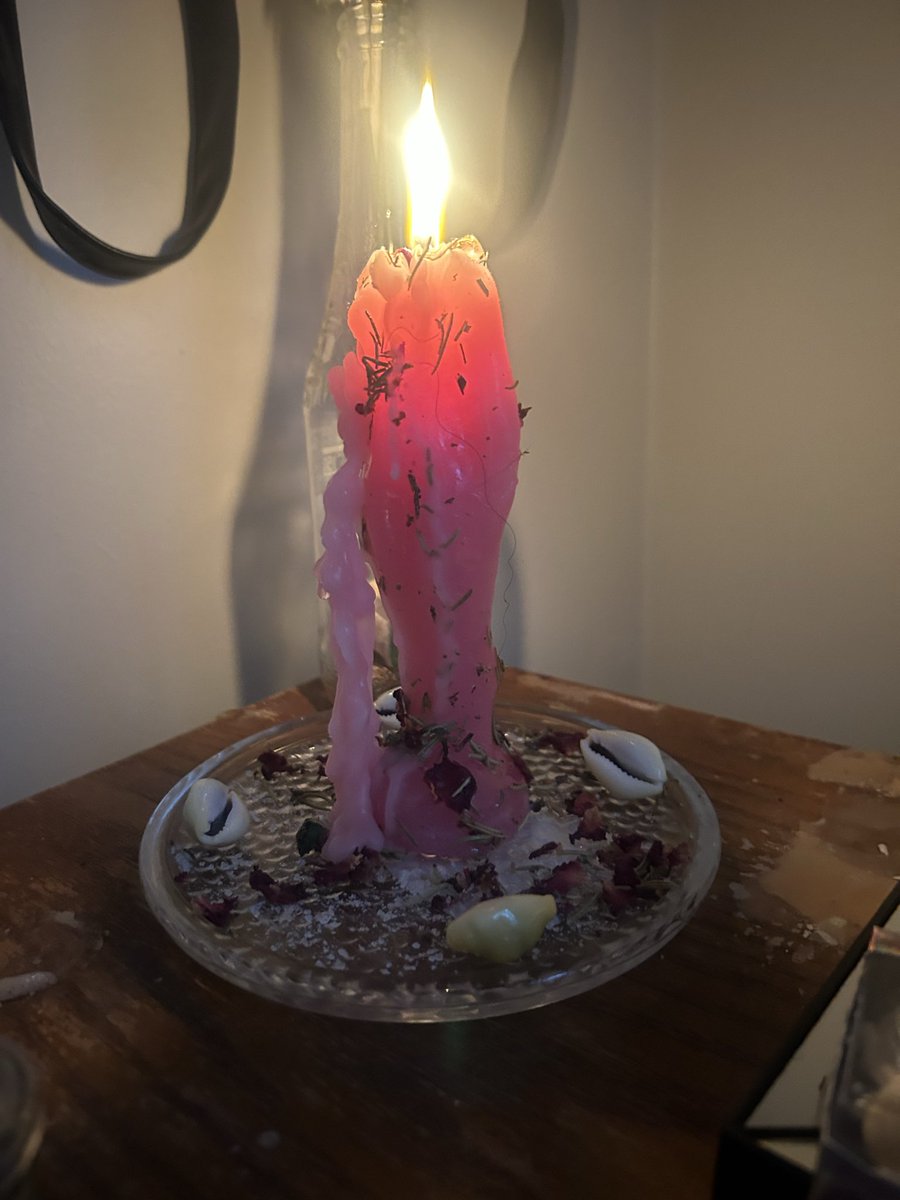 if you see this, may your love life sweeten and your money multiply.

so it will be! 

happy venus day 🐚🌺🌊🧜🏾‍♀️