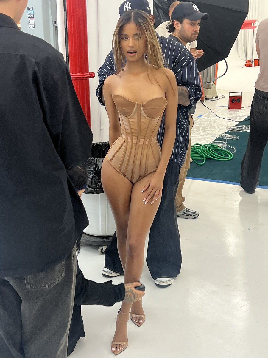 NavayaGiselle's tweet photo. 𝚐𝚊𝚕𝚊 𝚏𝚒𝚝𝚝𝚒𝚗𝚐𝚜: 𝖿𝖾𝖺𝗍𝗎𝗋𝗂𝗇𝗀 𝑗. 𝑔𝑎𝑙𝑙𝑖𝑎𝑛𝑜. ⚔️ https://t.co/0RrN9Ns2IY