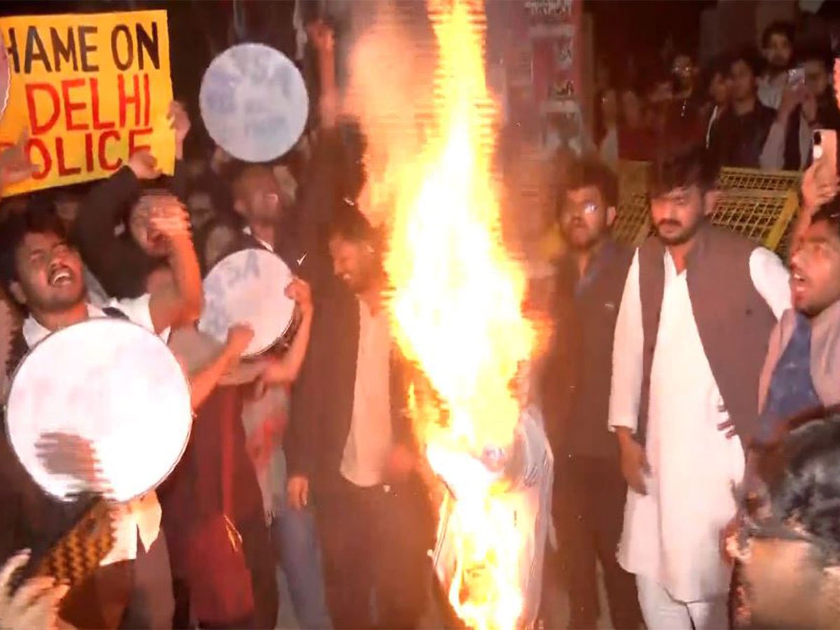 ani_digital's tweet image. JNU students burn effigy of Vice Chancellor over casteist, racist remarks

Read @ANI Story | aninews.in/news/national/…

#JNU #ViceChancellor