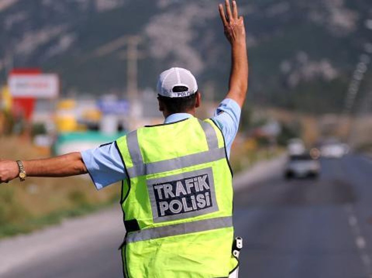 APP plakalarla ilgili yeni düzenleme yürürlüğe girdi.  

— Araç 30 gün trafikten men edilecek. 
— Plakayı takan veya kullananlara 140.000 TL para cezası, 
— Tekrarlandığı durumda 280.000 TL ceza ve 5 yıla kadar hapis cezası verilecek.