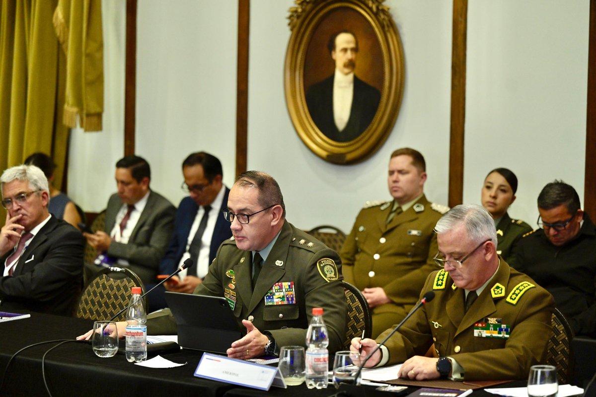 PoliciaColombia's tweet photo. #CooperaciónInternacional | Desde Chile, el señor Brigadier General William Castaño Ramos, delegado de la Presidencia de #AMERIPOL, destacó que frente a estructuras criminales que operan sin fronteras, la respuesta institucional debe ser articulada, estratégica y supranacional.
Durante su intervención señaló que este mecanismo de cooperación, que integra 38 instituciones policiales de 30 países, se consolida como plataforma clave para el intercambio de información, el desarrollo de operaciones conjuntas y el fortalecimiento de políticas públicas orientadas a combatir la delincuencia organizada transnacional.
Asimismo, resaltó la importancia de robustecer la cooperación internacional, ratificar compromisos multilaterales y fortalecer capacidades operativas para proteger la democracia, los derechos humanos y la seguridad en América Latina y el Caribe. #AméricaSegura #SeguridadEnLaFrontera #S2D