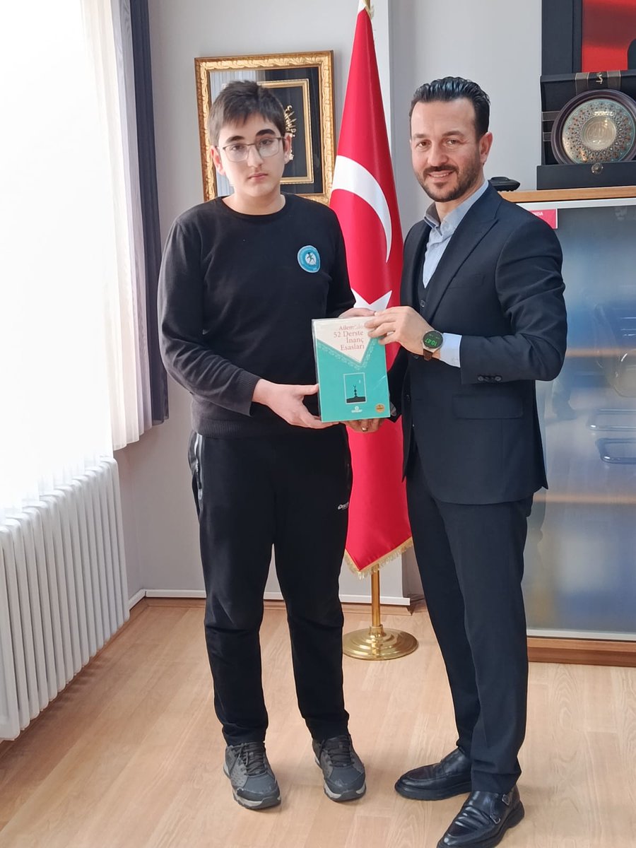 drbayrambas's tweet photo. Emanetler emin ellerde... 
Vakfımızın düzenlediği “Sana Emanet Bilgi Yarışması” kapsamında Ankara’dan katılarak ilk 100’e giren ve kitap ödülü kazanan öğrencilerimizi okullarında ziyaret ederek tebrik ve takdirde bulunduk, ödüllerini takdim ettik. https://t.co/FNCXhhveDU