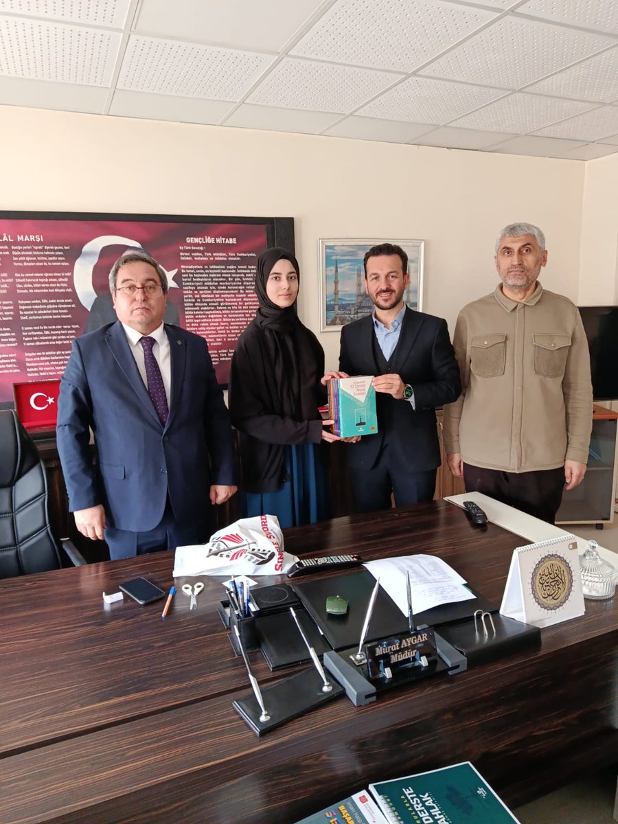 drbayrambas's tweet photo. Emanetler emin ellerde... 
Vakfımızın düzenlediği “Sana Emanet Bilgi Yarışması” kapsamında Ankara’dan katılarak ilk 100’e giren ve kitap ödülü kazanan öğrencilerimizi okullarında ziyaret ederek tebrik ve takdirde bulunduk, ödüllerini takdim ettik. https://t.co/FNCXhhveDU